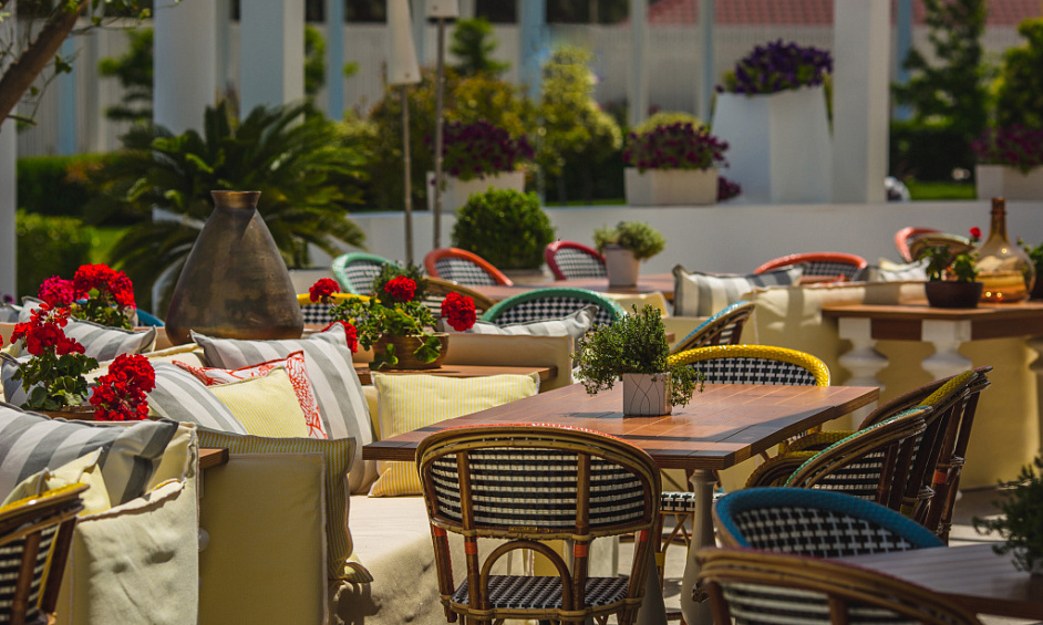 Beautiful Cafe or Restaurant that has it all 1